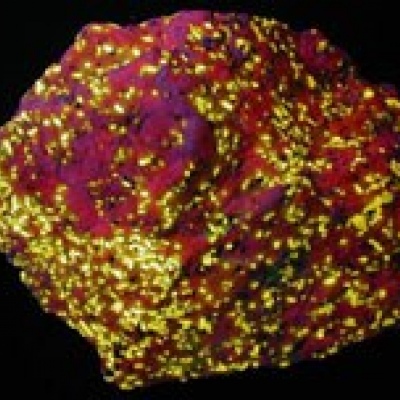 Woolastonite under filtered UV Light